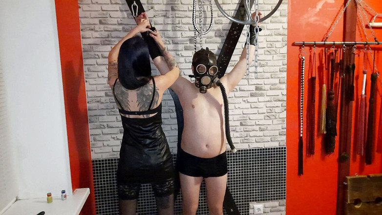 Dominatrix Nika: Chơi với một nô lệ trong mặt nạ khí