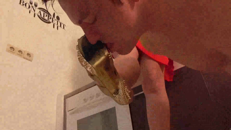 Foot Girls: Feeding lesson in the kitchen