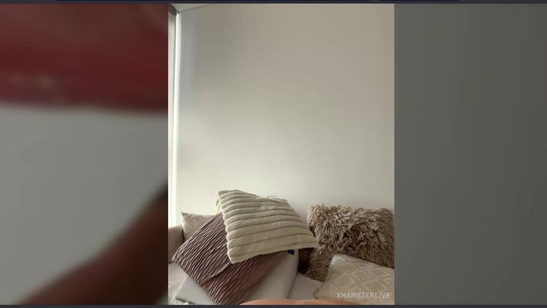 Ayumi Hall: 部屋で胸で遊ぶよ―両親は今家にいない。