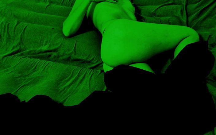 Glenn studios: Studentka přistižena v posteli při masturbaci s kamerou s nočním...
