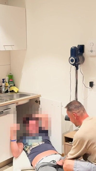 Ukazuji zvědavého opraváře a kouřím ho, dokud se mi nevystříká do pusy