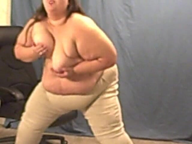 BBW nurse Vicki adventures with friends: Angie Kimber et Vicki, infirmière, mâche des bulles, suce des...