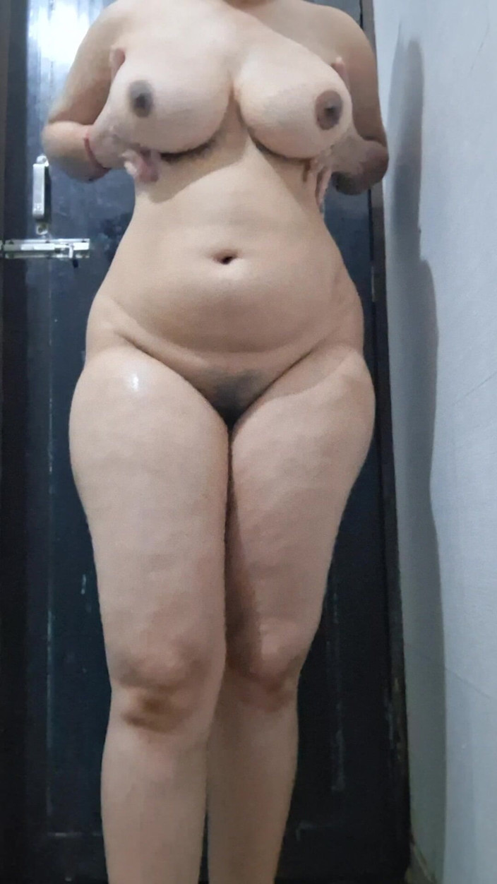 Riyathakur: Bangali Indian Teen First Time in Mumbai Bathroom Video