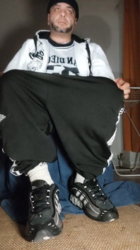 The Dregsau Dj-bro Pisses in His Pants.