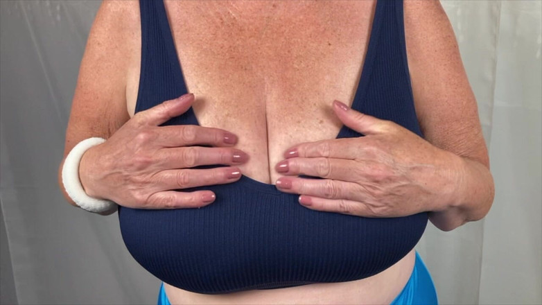 Mr MF: Sra. Pés maduros removendo seu bralette macio parte 2