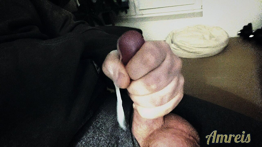 Jerking off and Orgasm Late at Night in Front of the Computer. (Amreis)