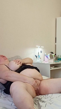 Tchýně masturbuje své velké díry