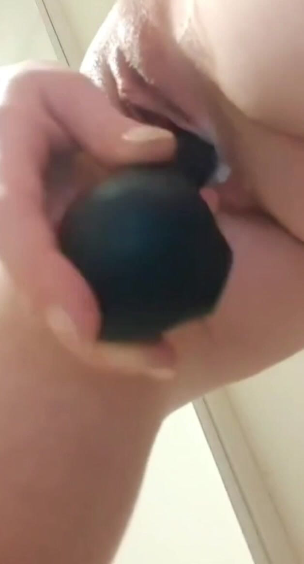 Heniueniu: Teen Vibrates Her Pussy in the Shower