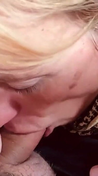 MILF Sepanyol, suri rumah miang, blowjob dan pancutan mani dalam mulut