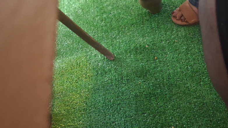 Foot Patrol: Ebenholz-MILF mit hübschen füßen auf der samstagsparty in Salamander