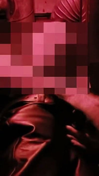 Grosse éjaculation après avoir fait une sortie dans la chambre noire