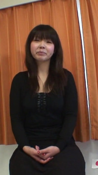 Pizda păroasă a unei mame sexy asiatice picură peste tot
