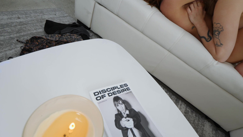 Angel Youngs: Ragazza appassionata scopa con lumi ray