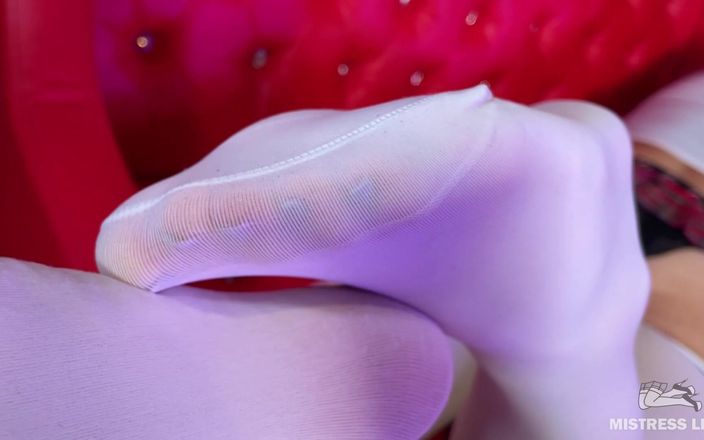 Mistress Legs: Bogini w białych pończochach dokucza ci stopami leżącymi na kanapie