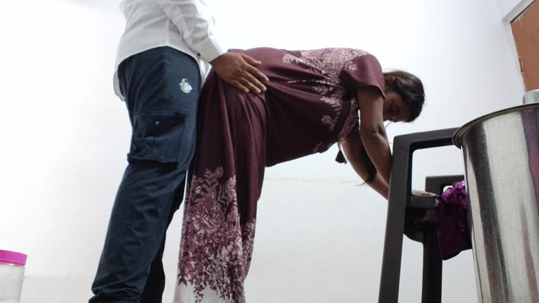 Premi pooja: Hermanastra está acariciando a su hermanastro mayor