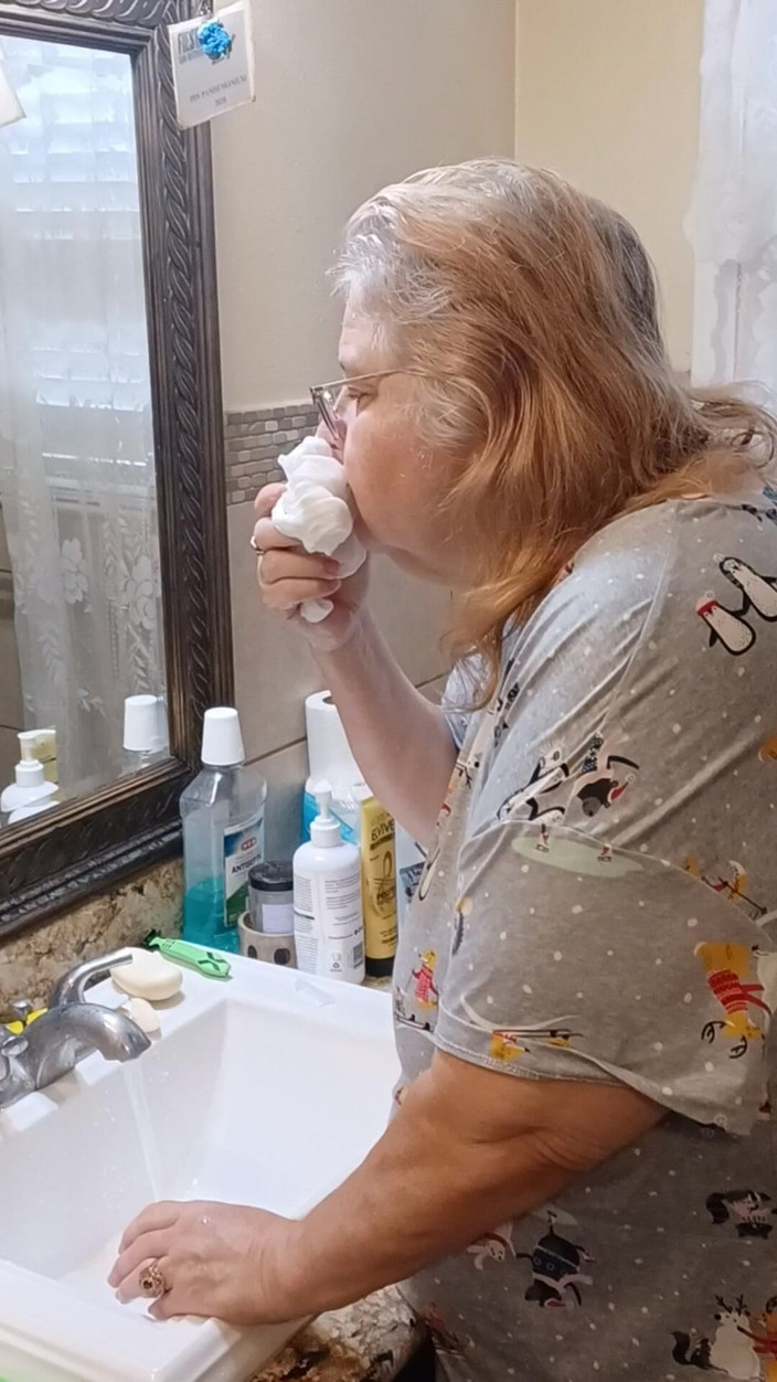 BBW nurse Vicki adventures with friends: ग्राहक के लिए मेरी गोरी पैंटी धोना!
