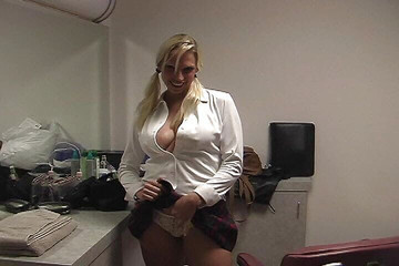 Radical: Schlampe nikki hunter bearbeitet den großen schwanz ihres mannes