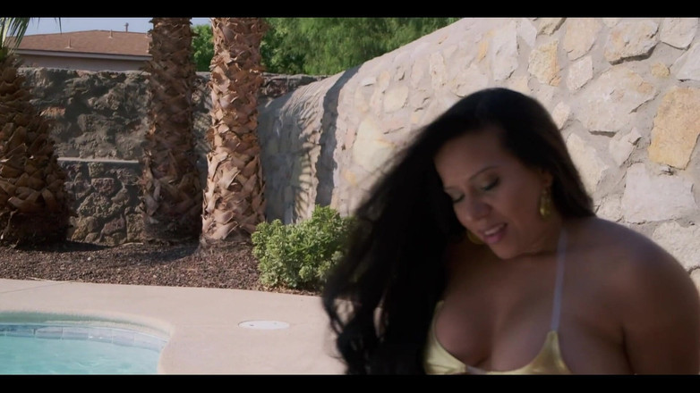 Jolla PR: Melancap di tepi kolam