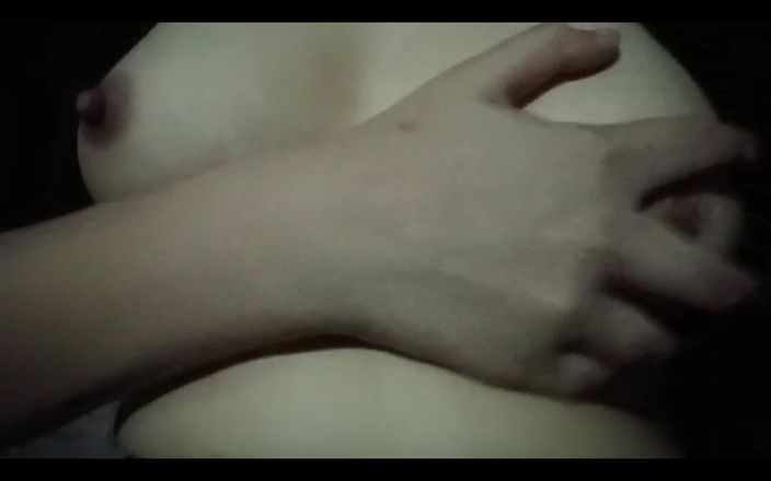 Hot-bhabhi-7668: 抚摸她的阴户并展示胸部
