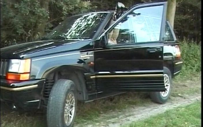 Deutscher hardcore: Струнка німецька красуня дрочить її вологу пизду в лісі