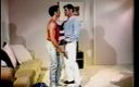 Gays Case: Des jeunes gays sexy sucent une bite et baisent dans...