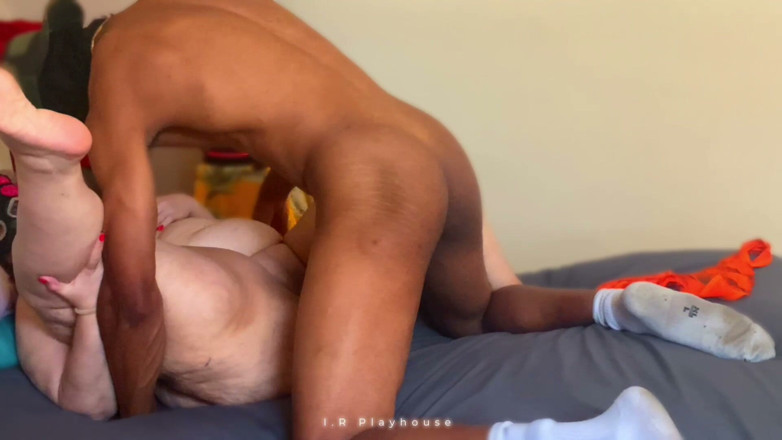 Daddykane: Komşunun kalın büyük memeli üvey annesi işten sonra yatakta esnetiliyor