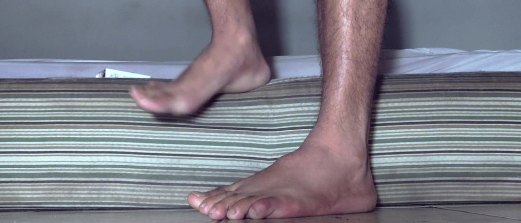 Stink HairyMale: Röker och visar fötterna