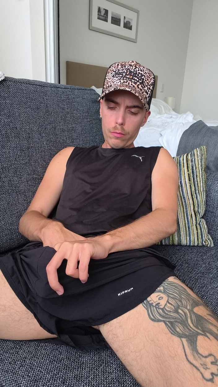 Cobalt FTM: Ftm miang melancap dalam seluar pendek dan kasut