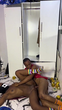 Ébano bbw balançando sua bunda grande em seu pau preto