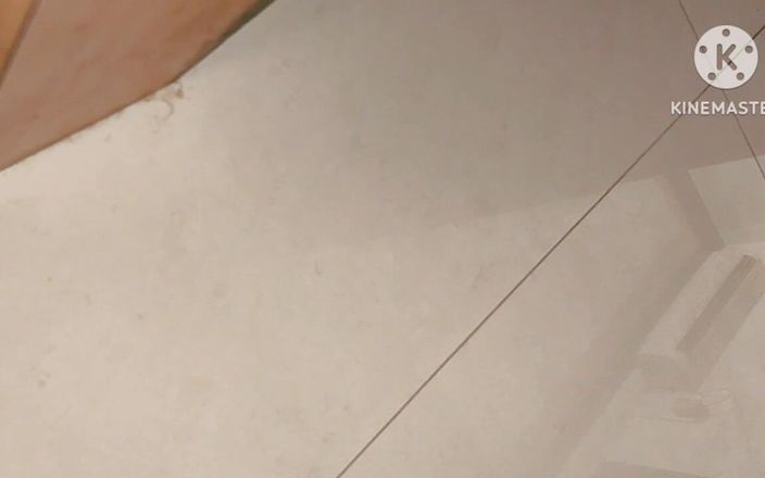 Ushabhabhi69: 第一次和继母在浴室里做爱