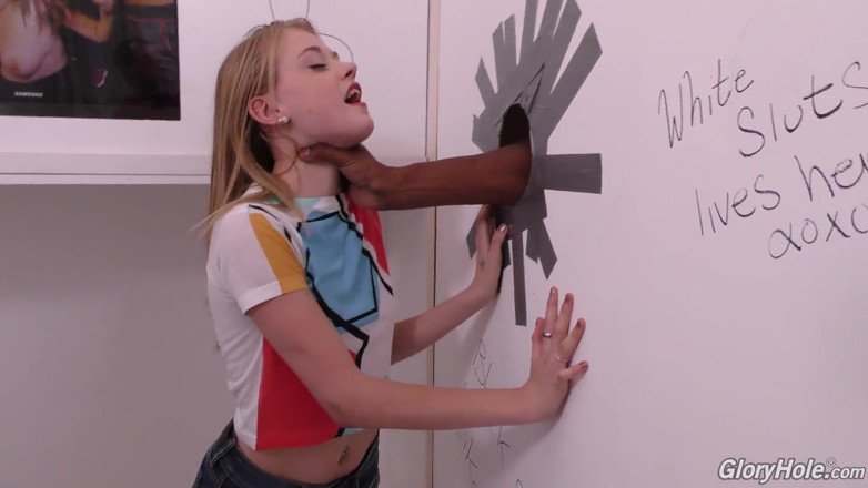 Gloryhole: Hannah Hays suce une grosse bite noire au gloryhole