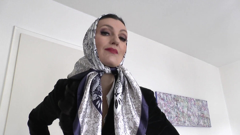 Lady Victoria Valente: Elegantní, Lesklý saténový šátek módní show JOI, Lady Victoria Valente