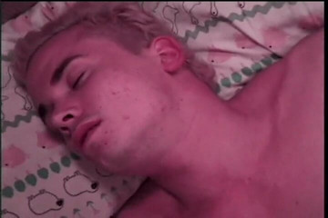 Gays Case: Блондинка отримує жорсткий член перед тим, як чувак приходить трахнути його в ліжку