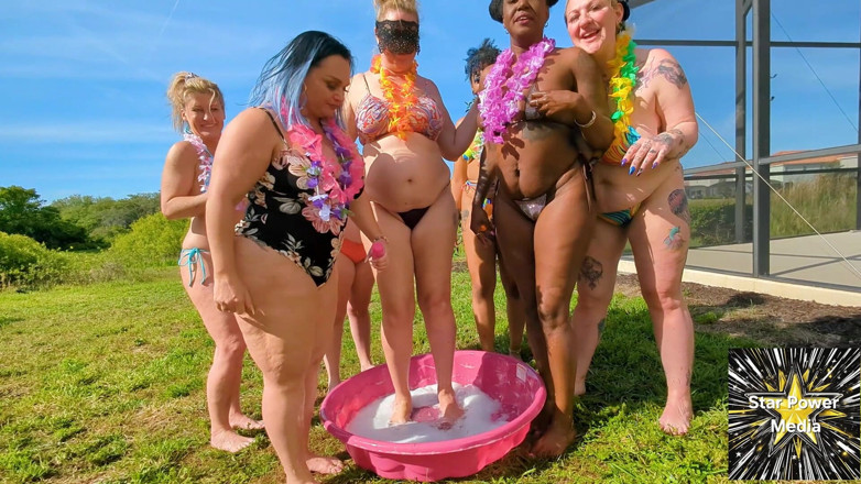 Savanna star: Cewek-cewek super semok dengan kaki jenjang ini lagi asik fetish...