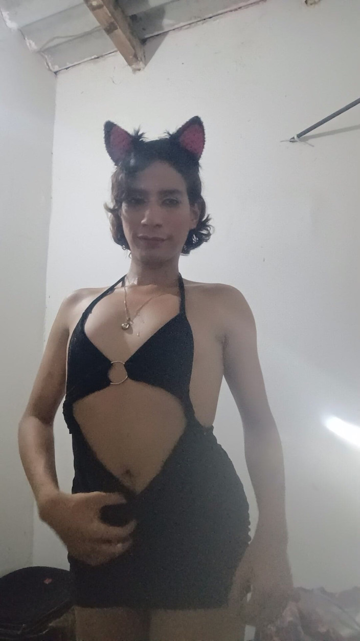 Femboy from Colombia: Berbaju hitam gadis ini menari