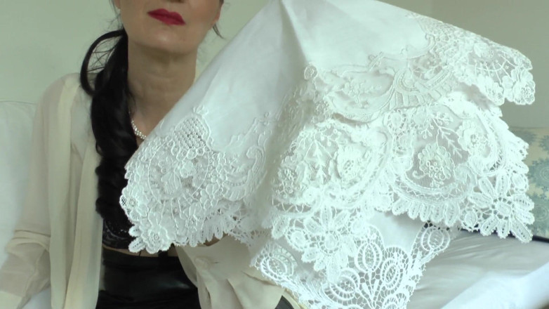 Lady Victoria Valente: เราดมสีขาว, ผ้าเช็ดหน้าลูกไม้รีกัล - Lady Victoria Valente