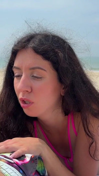 Publieke handjob op het strand krachtige handschoten