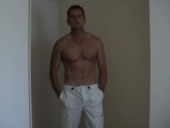 Hunggaystudza: Soyunuyor, poz veriyorum, ateşli götümü gösteriyorum ve sonra büyük yarağımı...