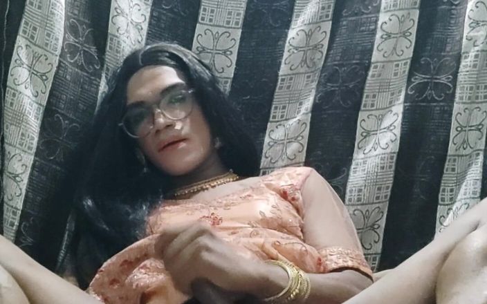 Keerthanakeerthi95: Индийский шмель дези кончает в традиционной Леханге и поедает ее собственную сперму
