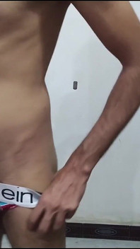 Tocándome bebé mi cuerpo