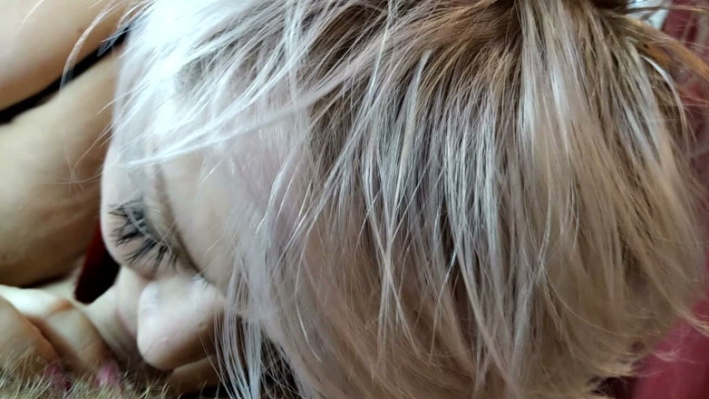 AimeeParadise: Een rijpe hoer, een webcammodel, zuigt de lul van haar...