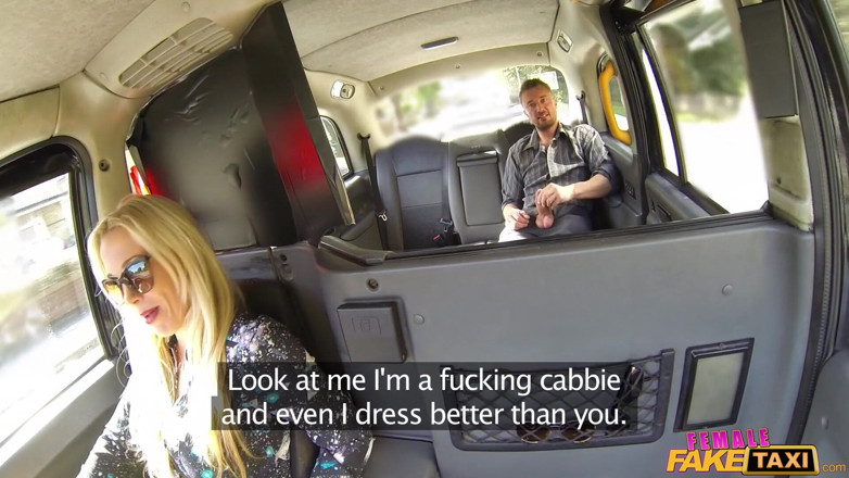 Female Fake Taxi: 女性の偽タクシー - 乗客が自分を露出し、その後叩かれ胸を叩かれ、胸を押さえられることで大胆なタクシーの乗り込みがエスカレートする