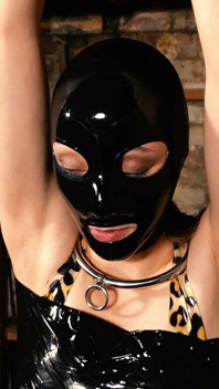 Moldeado en el juguete sexual de látex de la dominatrix Roxy