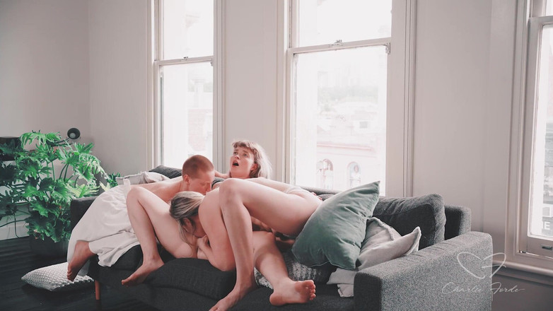 CharlieForde: Sunshine menampilkan Charlie Forde, Laney Day, Felina Fox