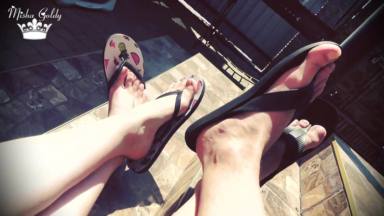 Goddess Misha Goldy: Flip flop en plein air avec alpha