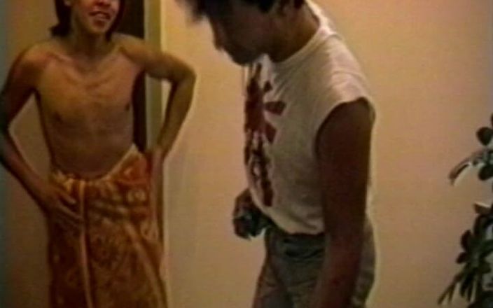 Gay RetroX VHS: Hunks humentes en unión # 1