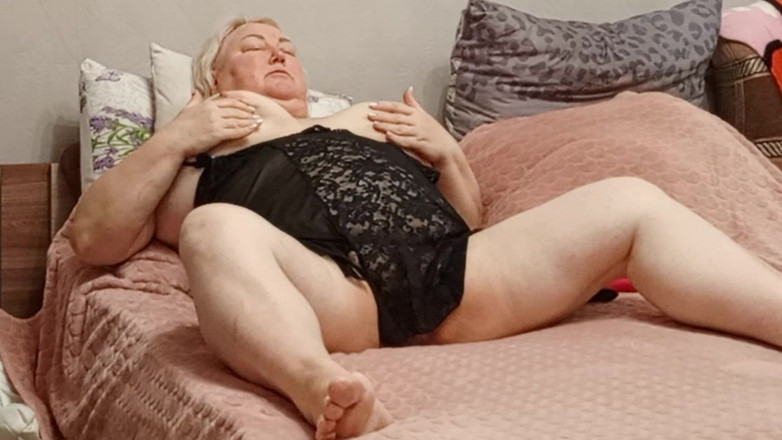 Zona901: Vecina își fute pizda cu degetele