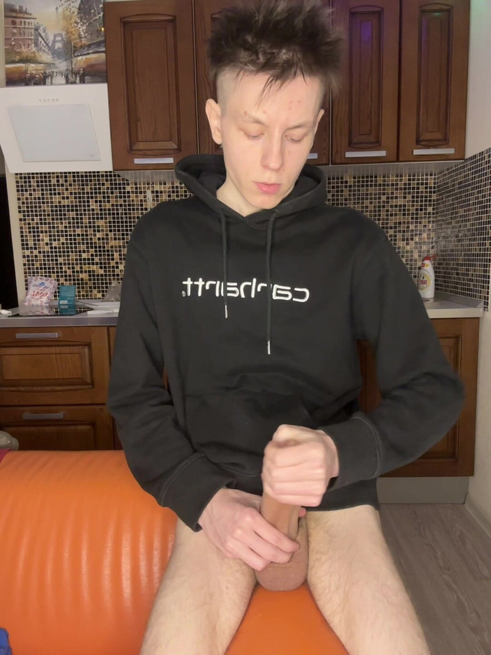 Morflot24: Solo de 18 años acaricia la polla monstruosa imaginando compañero de...