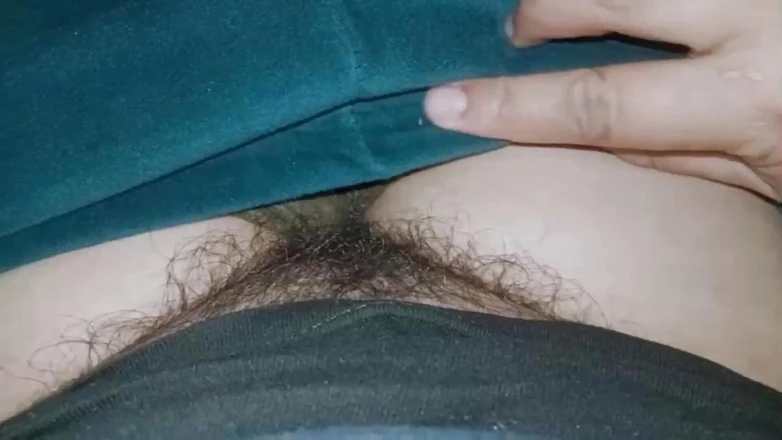 VersatileSex1: Indisk styvsyster som leker med sin våta fitta