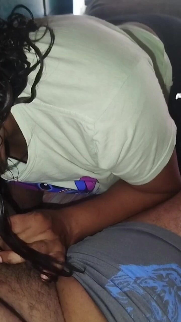 Sofixxx: Latina brune avec gros cul sucant une bite